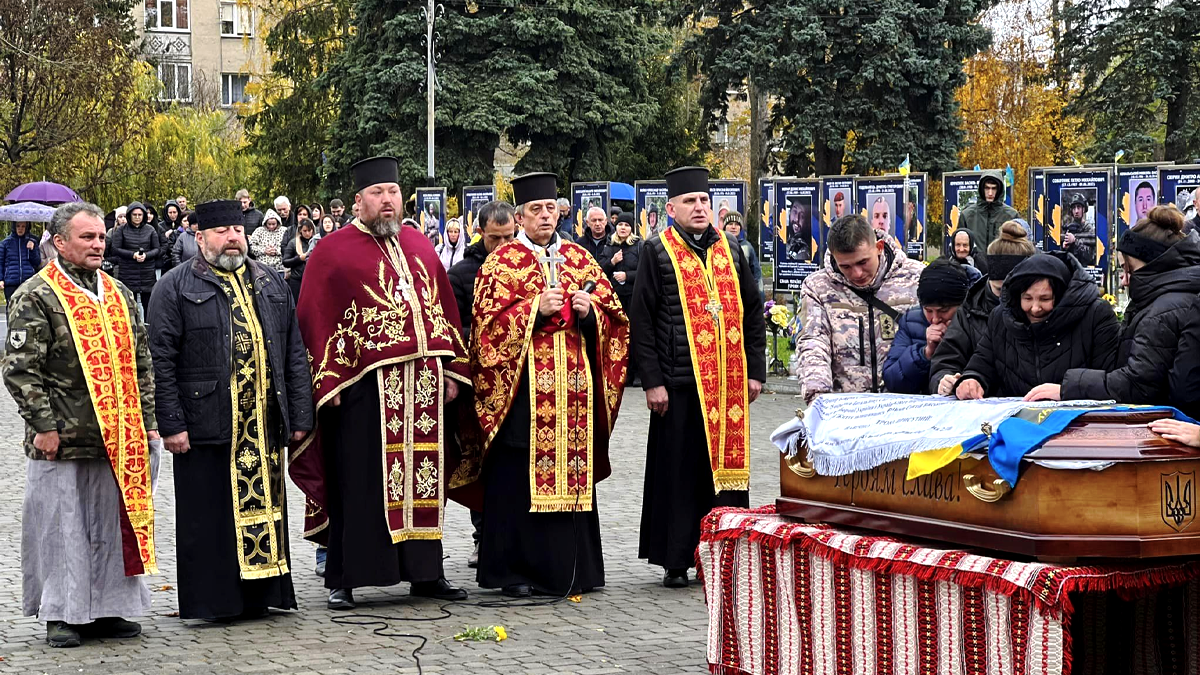 У Отинії зустріли скорботний кортеж з тілом 21-річного Героя Андрія Андрусишина 3