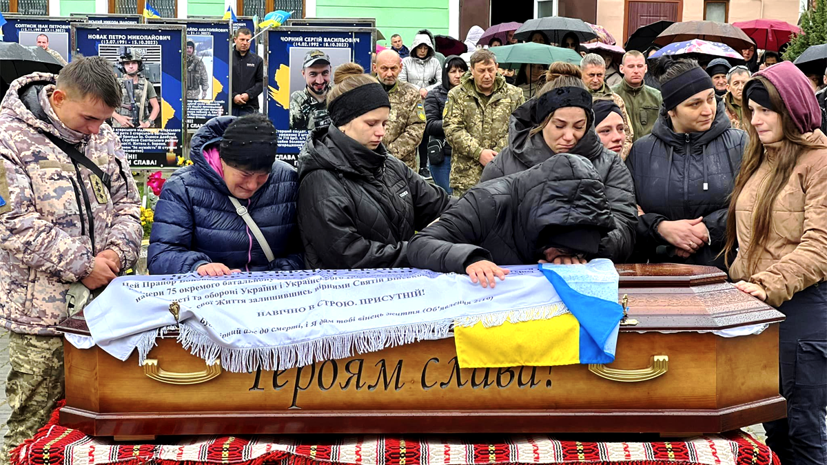 У Отинії зустріли скорботний кортеж з тілом 21-річного Героя Андрія Андрусишина