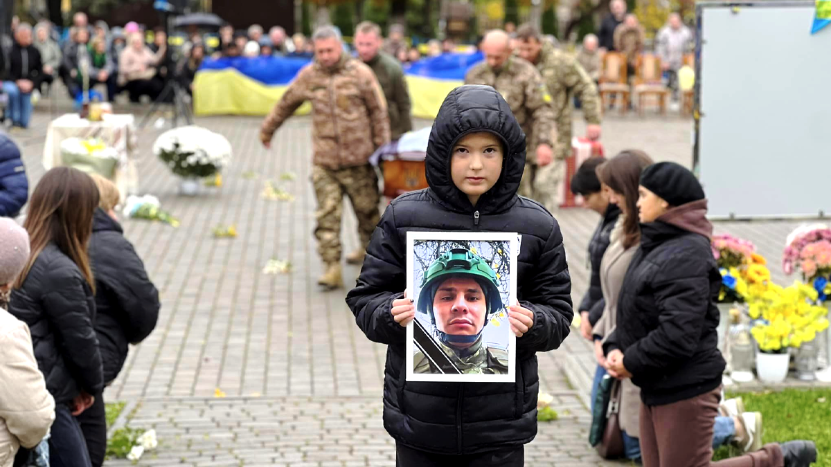 У Отинії зустріли скорботний кортеж з тілом 21-річного Героя Андрія Андрусишина 5