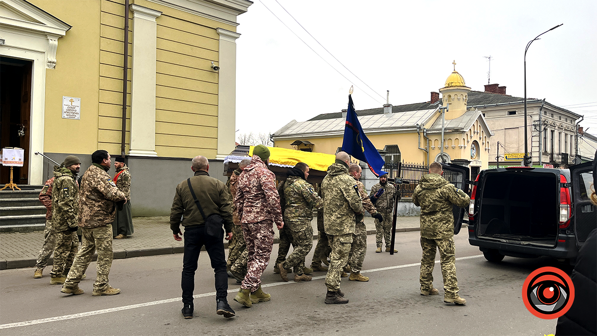У Коломиї попрощалися з померлим захисником Юрієм Титинюком 25