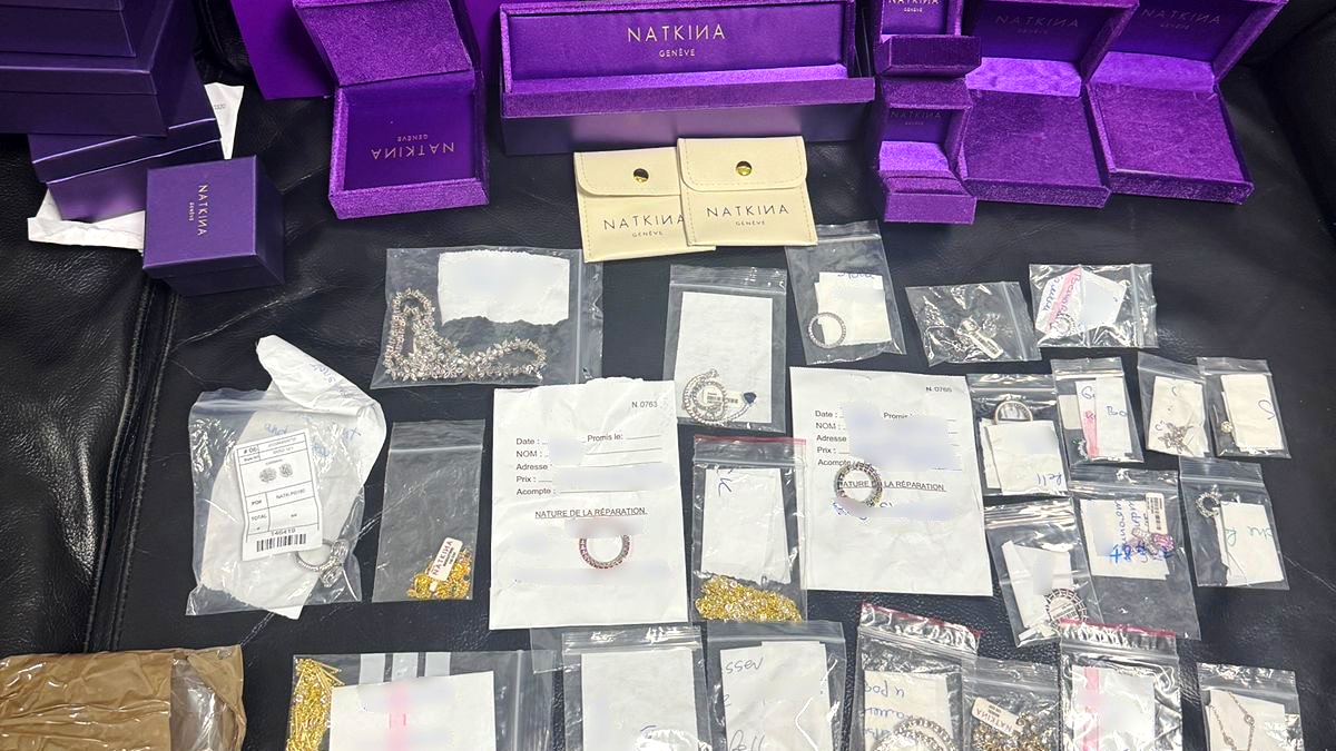 Золоті прикраси та браслети Cartier: водій мікроавтобуса намагався незаконно ввезти в Україну ювелірку 1