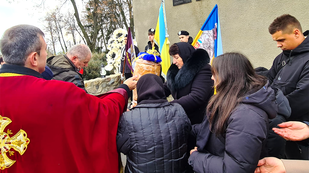 У Снятинській громаді відкрили меморіальні дошки полеглим воїнам Миколі Пронюку та Віталію Ріпку 5