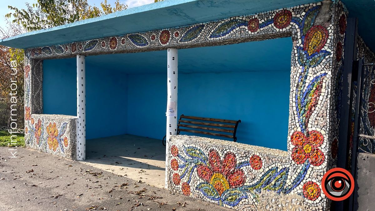 Унікальне мистецтво: як у селі на Коломийщині оновили зупинку з мозаїкою 4