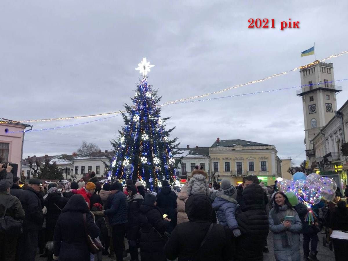 Головні ялинки Коломиї у різні роки 14