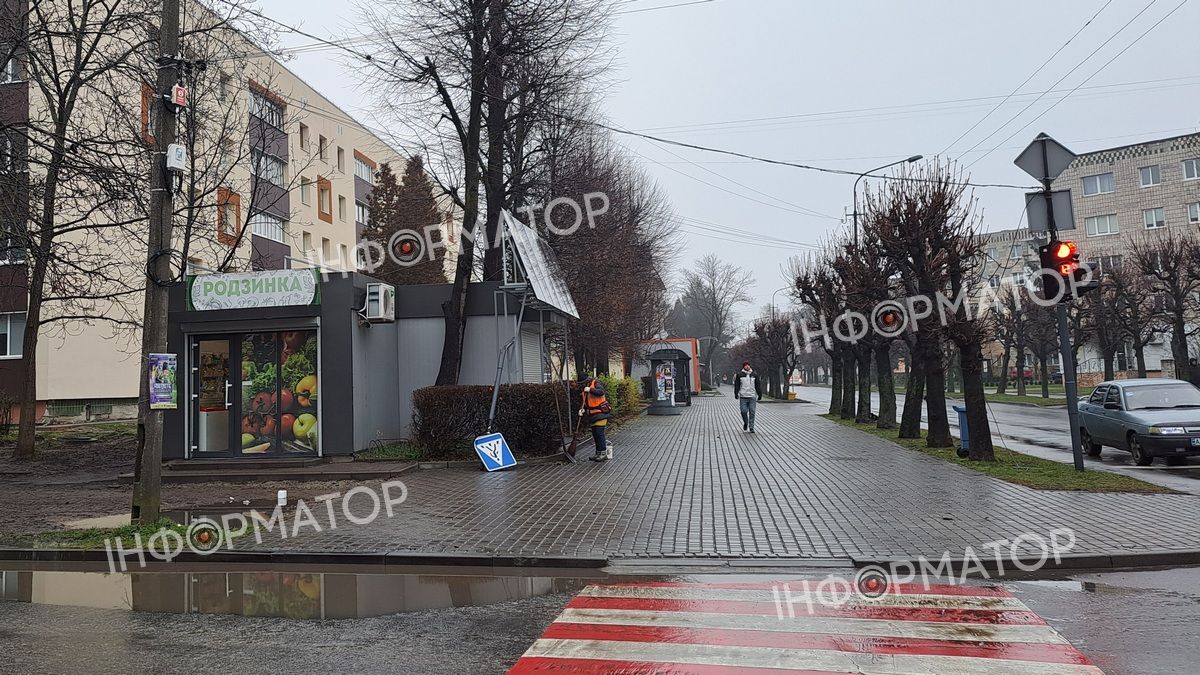 Їхала в комендантську годину та без прав: поліція розшукала водійку, яка збила світлофор та знак 2