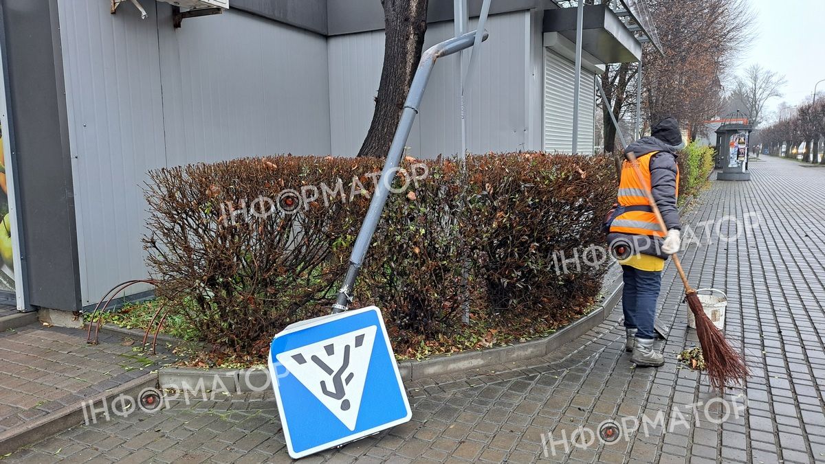 У Коломиї на перехресті знесли світлофор та дорожній знак 2