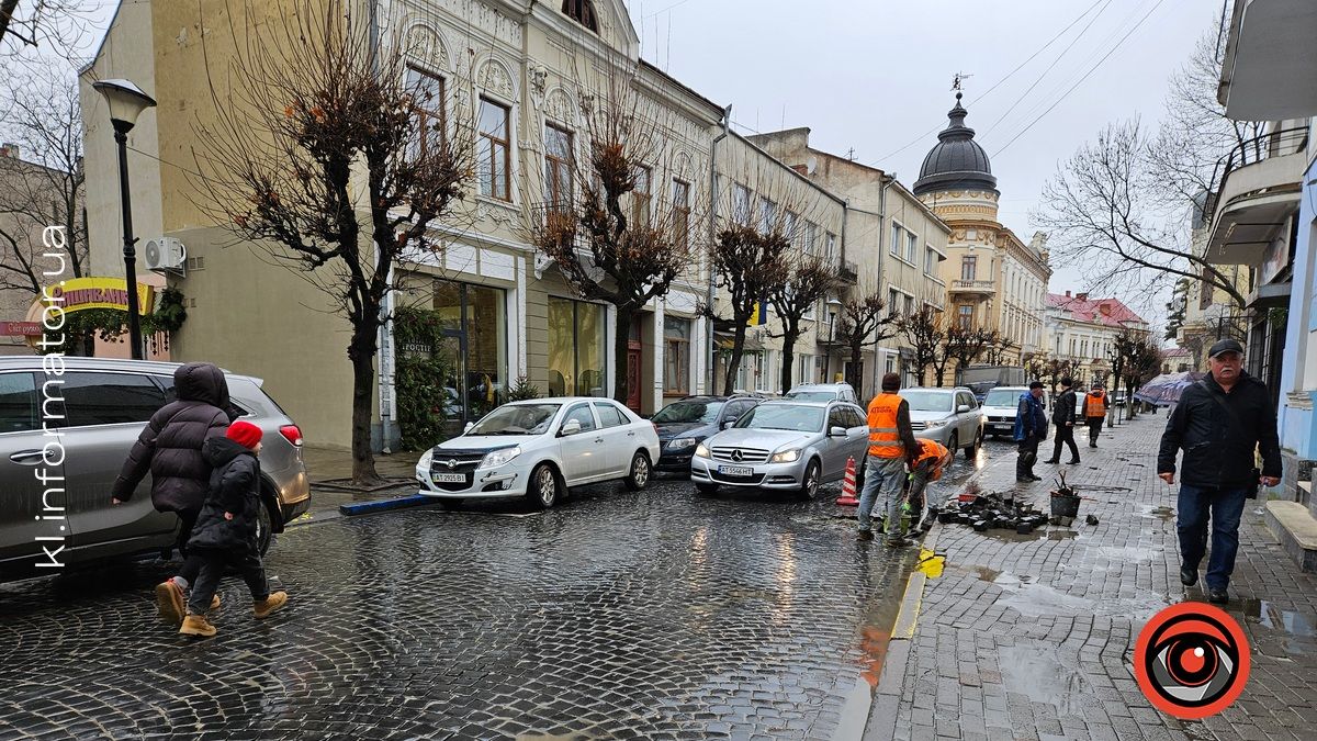 На вул. Театральній перекладають бруківку: рух ускладнений 1