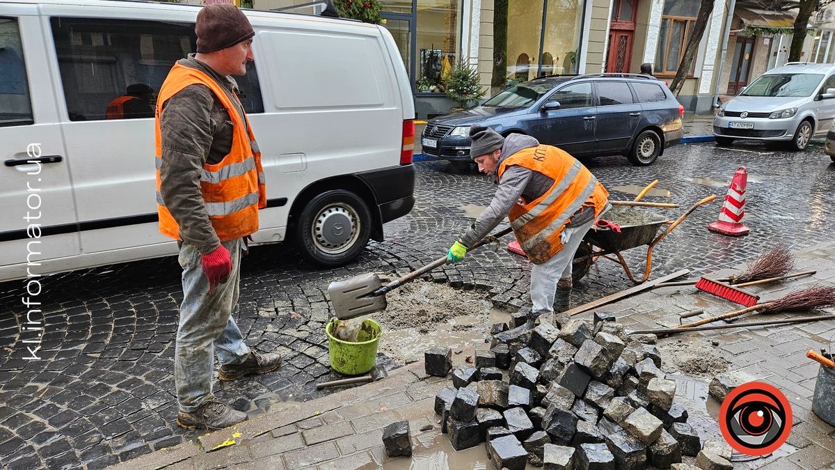 На вул. Театральній перекладають бруківку: рух ускладнений 2