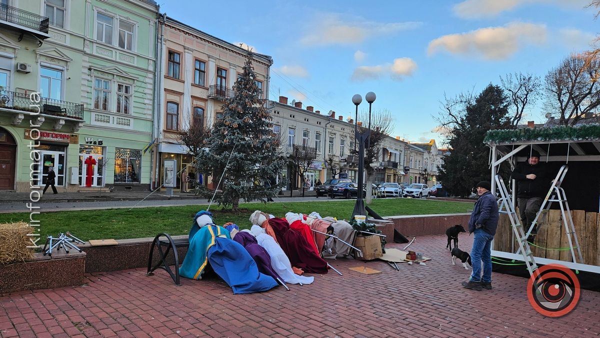 У центрі Коломиї готуються відкрити різдвяну шопку 4