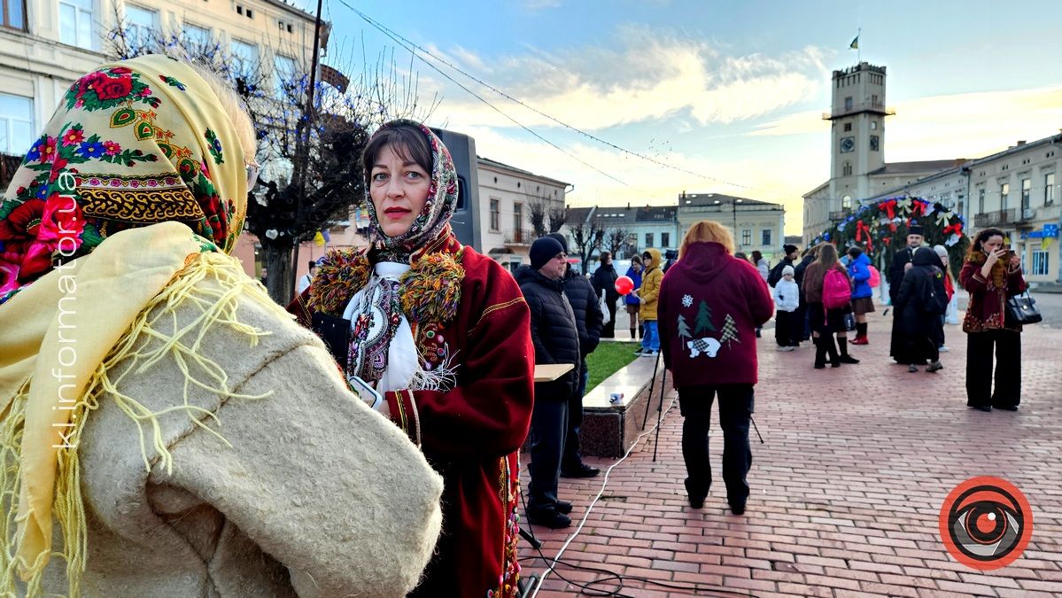 Традиційну різдвяну шопку урочисто відкрили у центрі Коломиї 2
