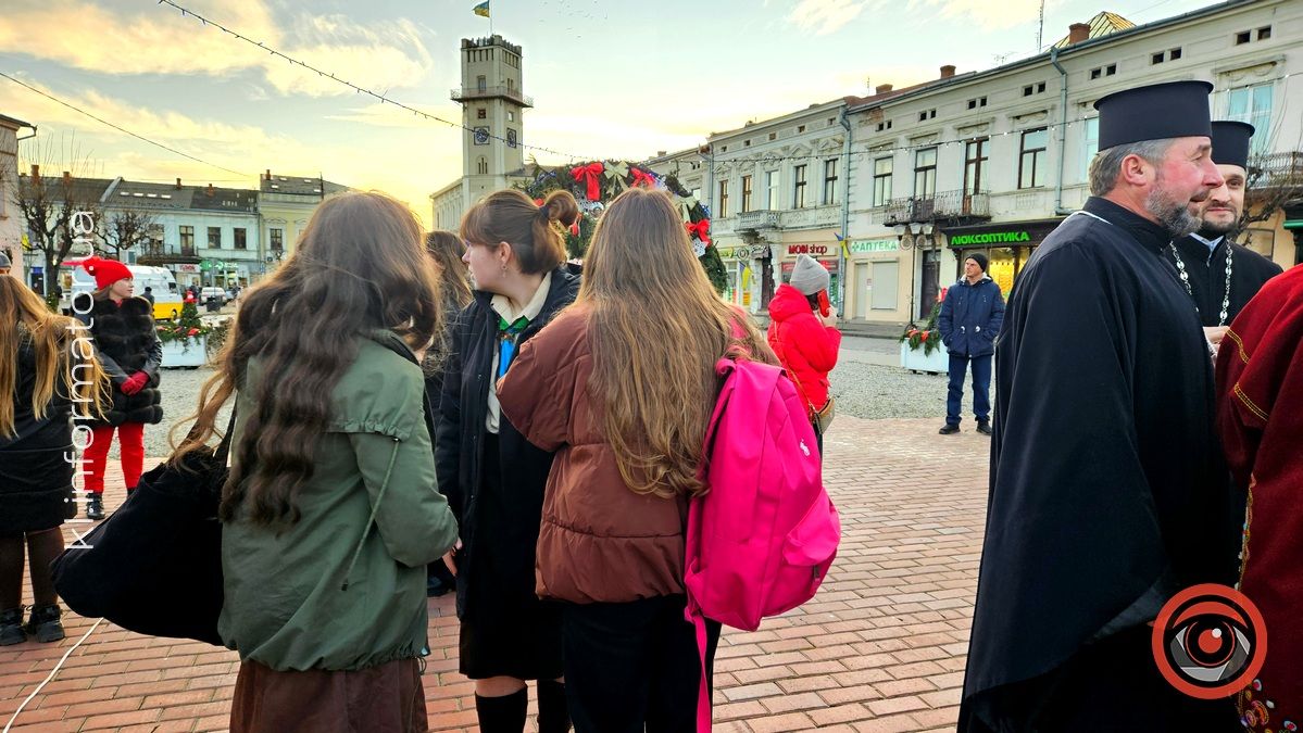 Традиційну різдвяну шопку урочисто відкрили у центрі Коломиї 5