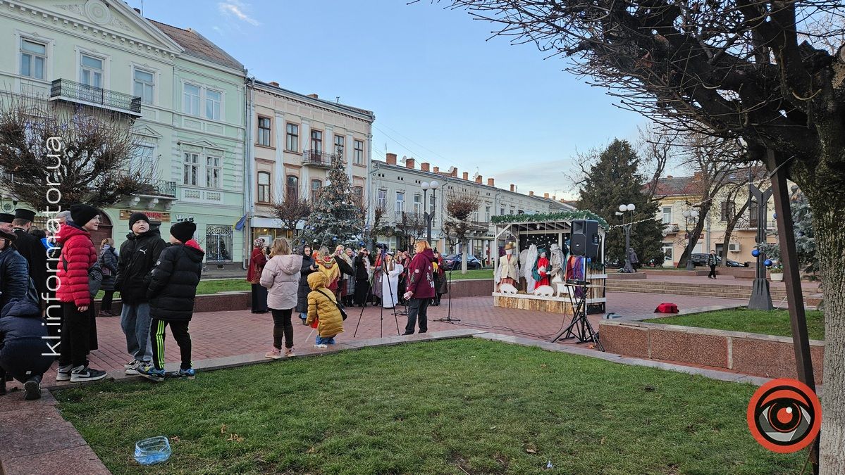 Традиційну різдвяну шопку урочисто відкрили у центрі Коломиї 6