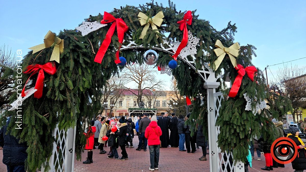 Традиційну різдвяну шопку урочисто відкрили у центрі Коломиї 1