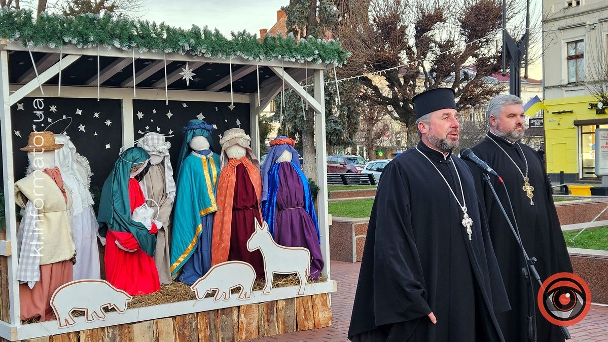 Традиційну різдвяну шопку урочисто відкрили у центрі Коломиї 9