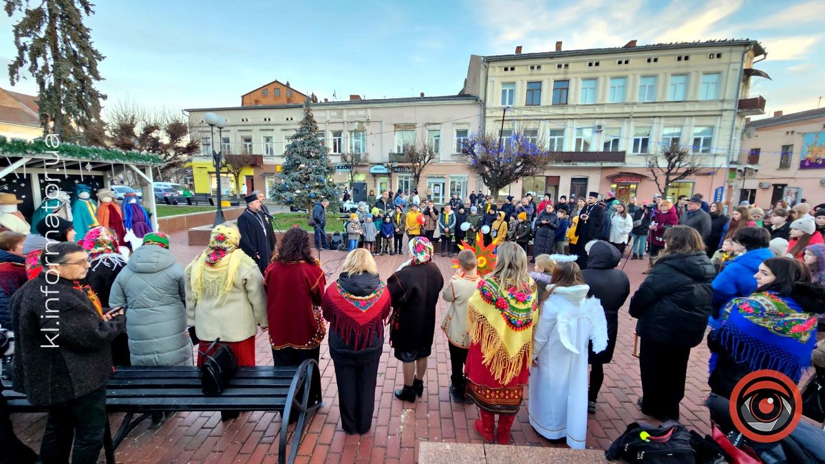 Традиційну різдвяну шопку урочисто відкрили у центрі Коломиї 11