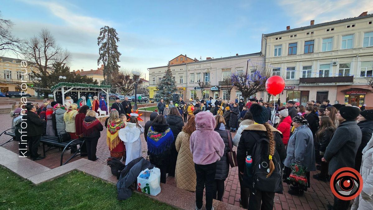 Традиційну різдвяну шопку урочисто відкрили у центрі Коломиї 12