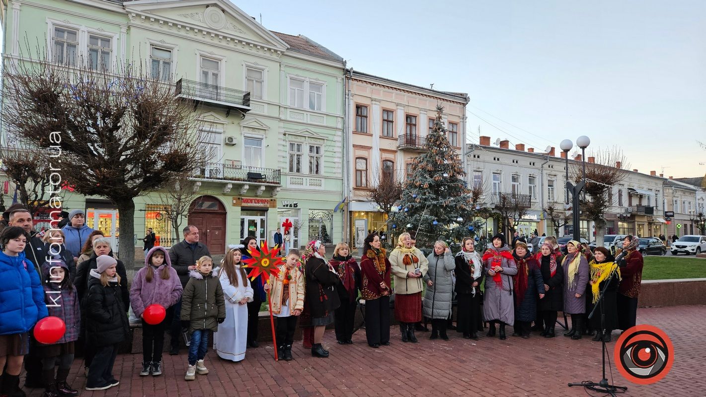 Традиційну різдвяну шопку урочисто відкрили у центрі Коломиї 13