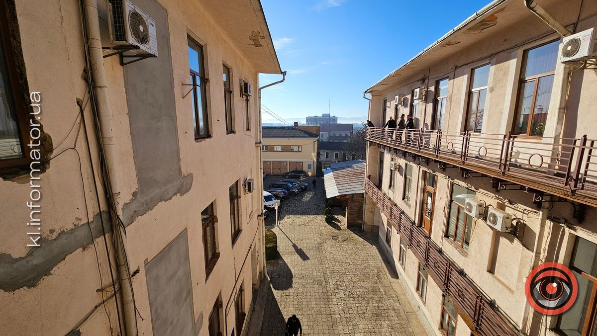 Тріщини, діра у стелі й закопчені кути: як нині виглядає коломийська ратуша 4