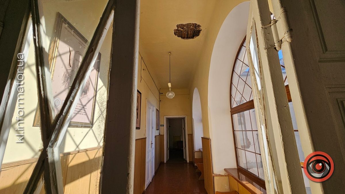 Тріщини, діра у стелі й закопчені кути: як нині виглядає коломийська ратуша 5