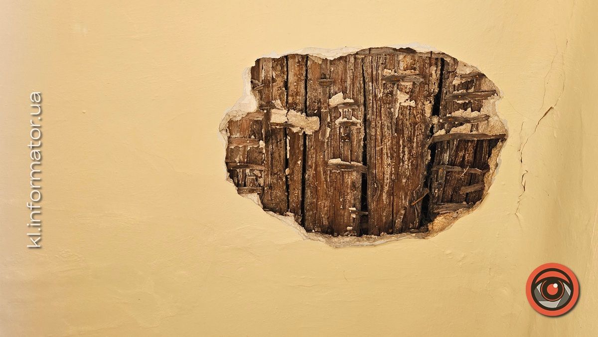 Тріщини, діра у стелі й закопчені кути: як нині виглядає коломийська ратуша 6