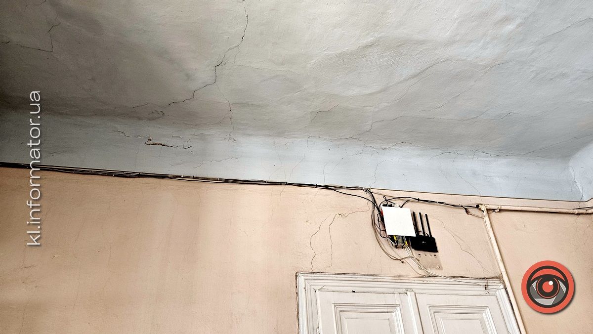 Тріщини, діра у стелі й закопчені кути: як нині виглядає коломийська ратуша 3