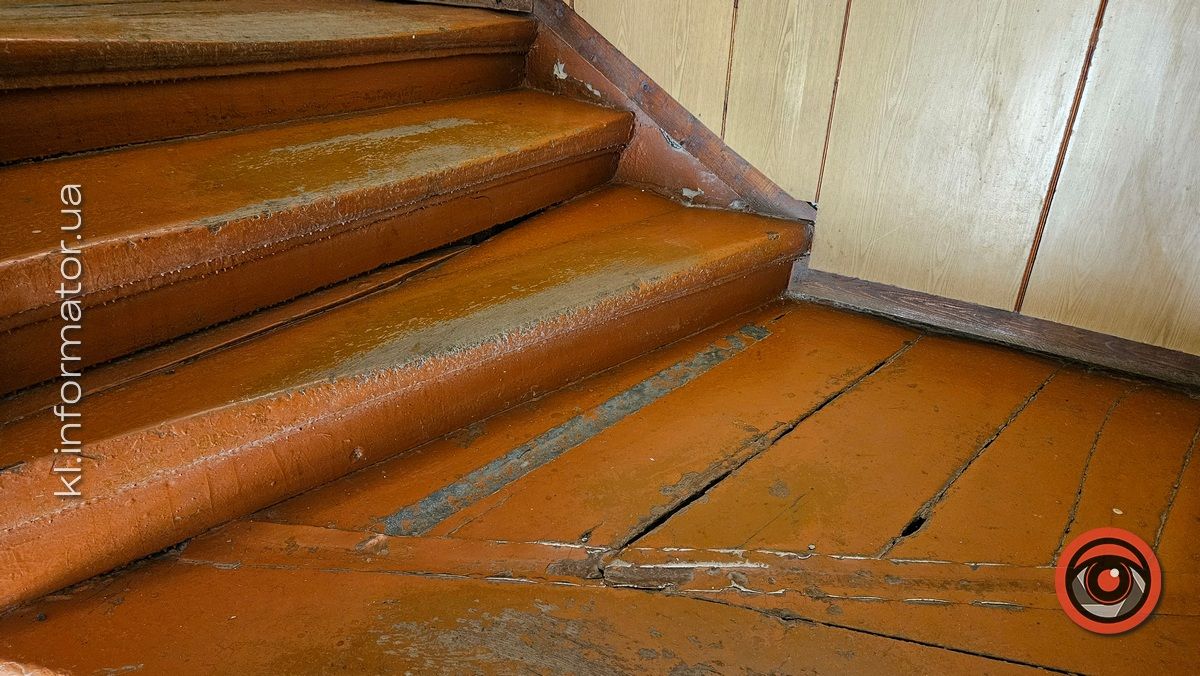 Тріщини, діра у стелі й закопчені кути: як нині виглядає коломийська ратуша 7