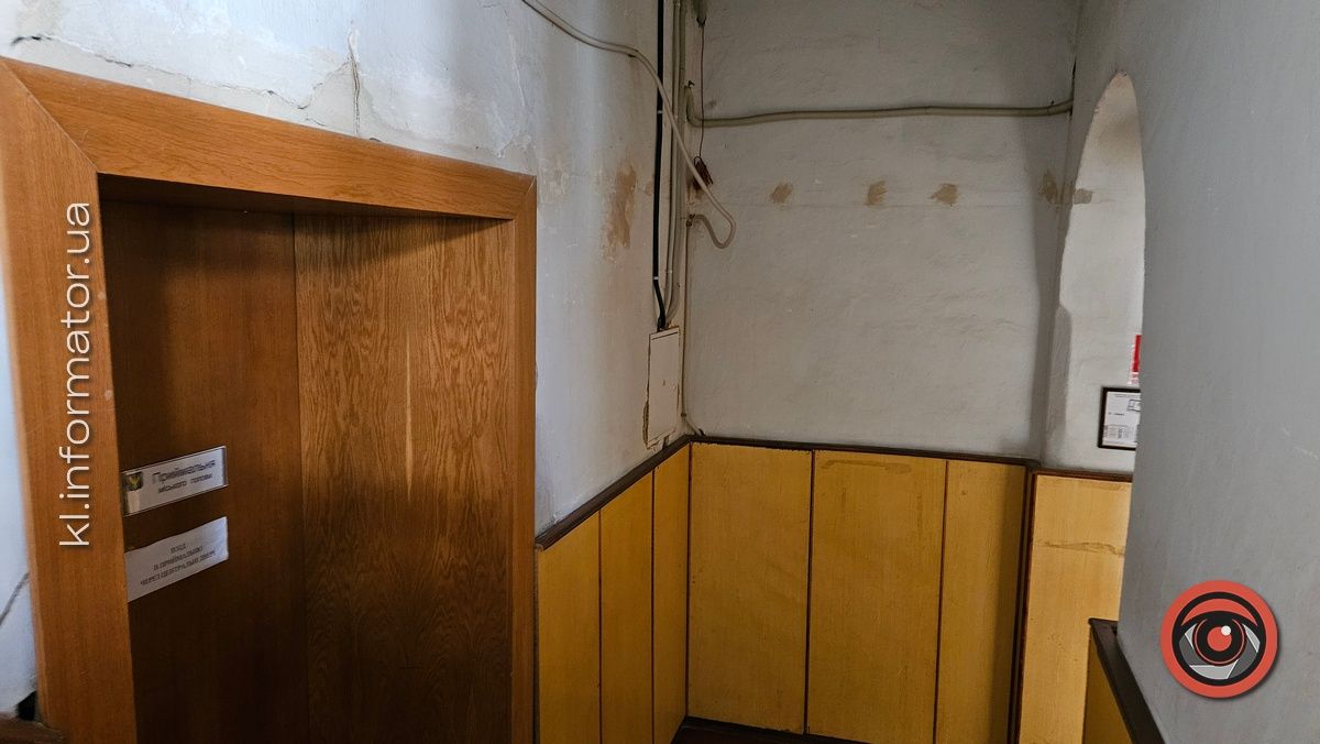 Тріщини, діра у стелі й закопчені кути: як нині виглядає коломийська ратуша 8