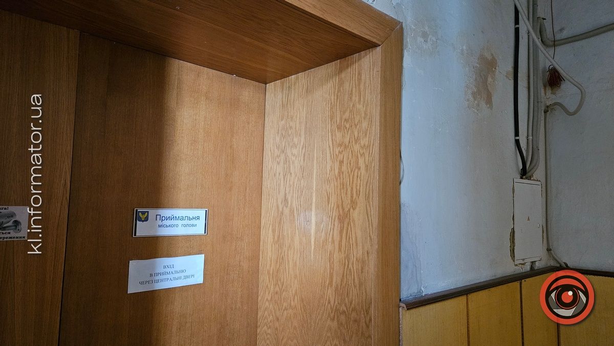 Тріщини, діра у стелі й закопчені кути: як нині виглядає коломийська ратуша 9