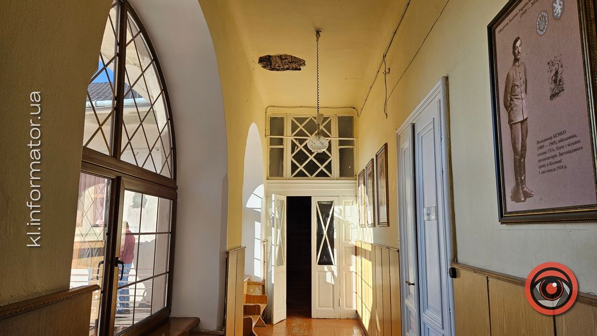 Тріщини, діра у стелі й закопчені кути: як нині виглядає коломийська ратуша 10