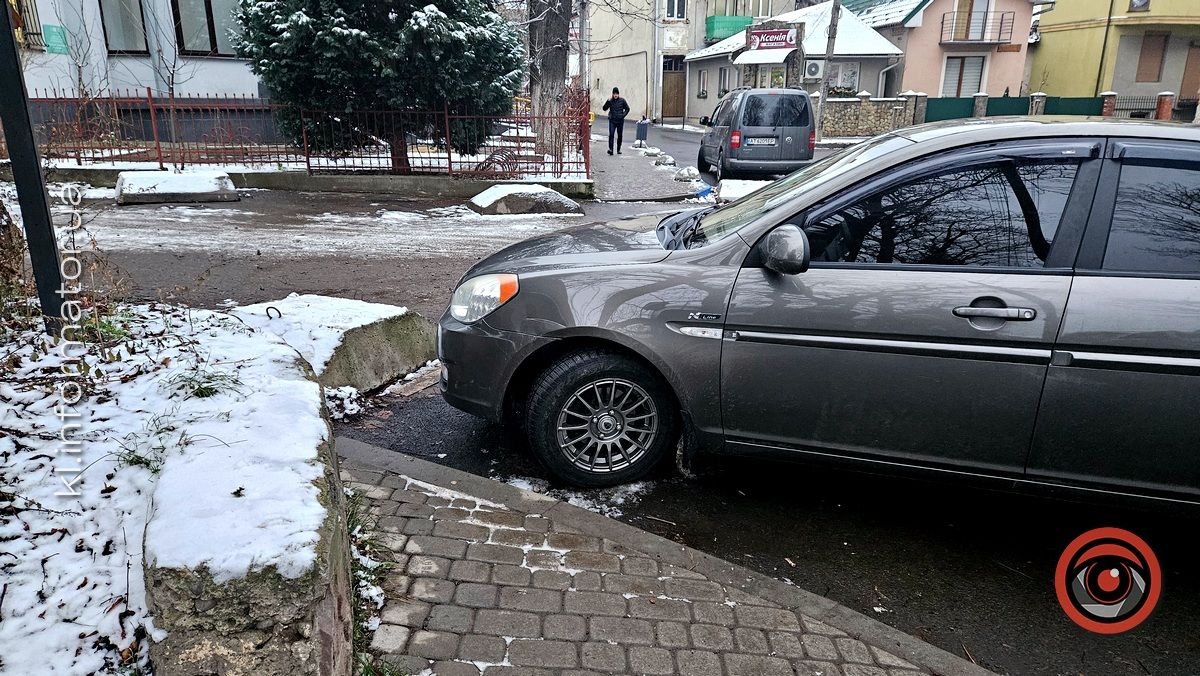 Знову впоперек: зухвале паркування у Коломиї 2