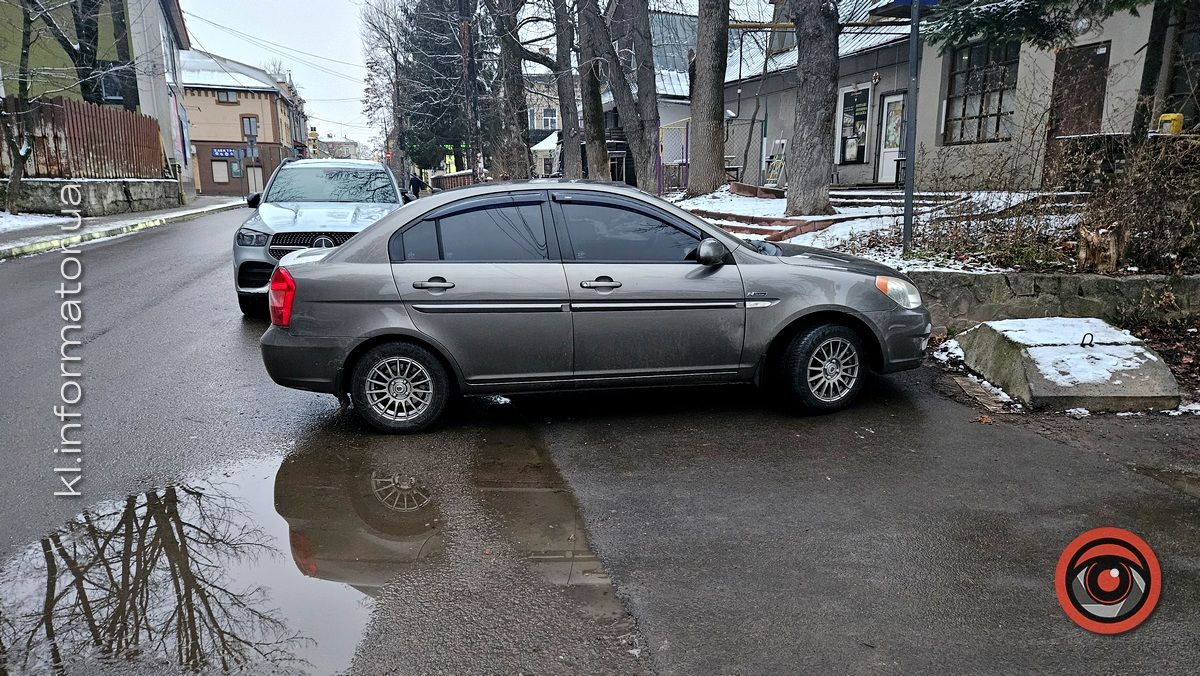 Знову впоперек: зухвале паркування у Коломиї 1