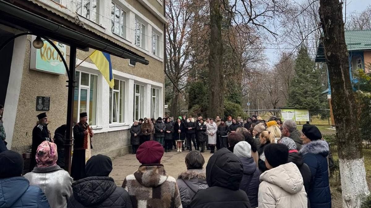 На Косівщині відкрили меморіальну дошку бойовому медику Михайлу Лазорику 5