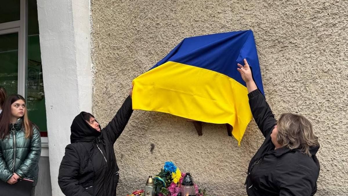На Косівщині відкрили меморіальну дошку бойовому медику Михайлу Лазорику 2