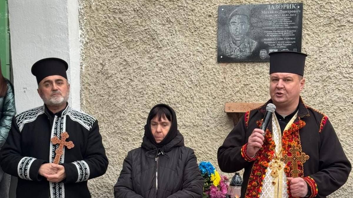 На Косівщині відкрили меморіальну дошку бойовому медику Михайлу Лазорику 4