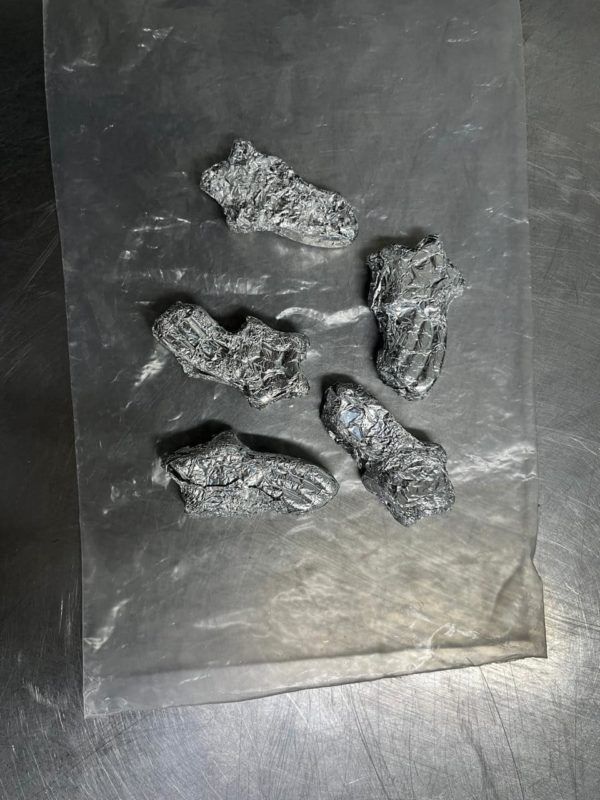 Цукерки із "сюрпризом": прикордонники вилучили наркотики в пасажирки автобуса 1