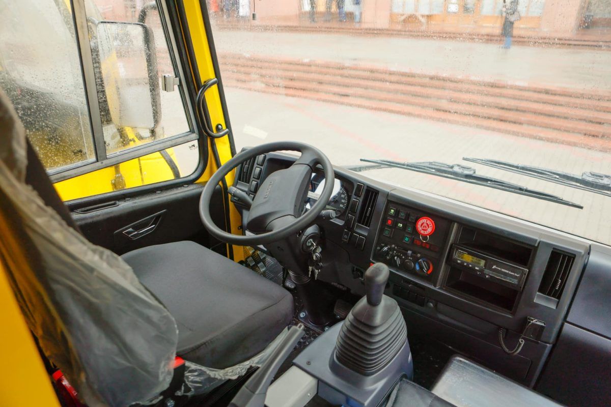 Два десятки громад на Прикарпатті отримали нові шкільні автобуси 1