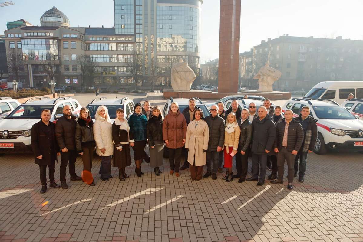 Нові автомобілі передали для 14 закладів "первинки" на Прикарпатті 1