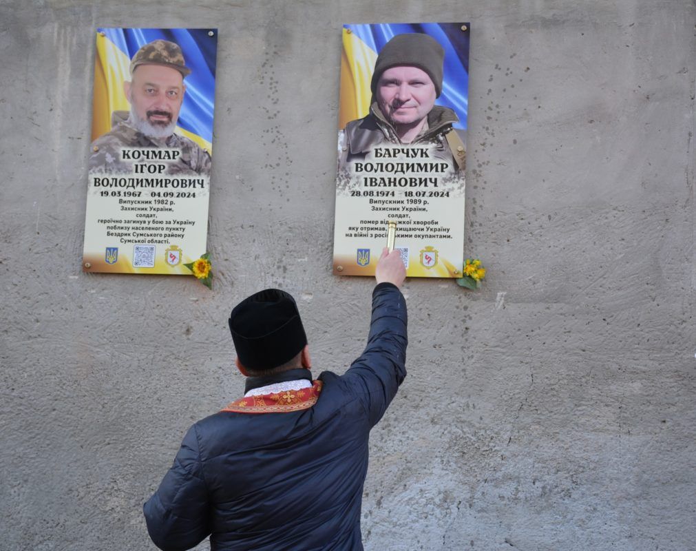 В Надвірній відкрили пам'ятну дошку воїну Володимиру Барчуку 1
