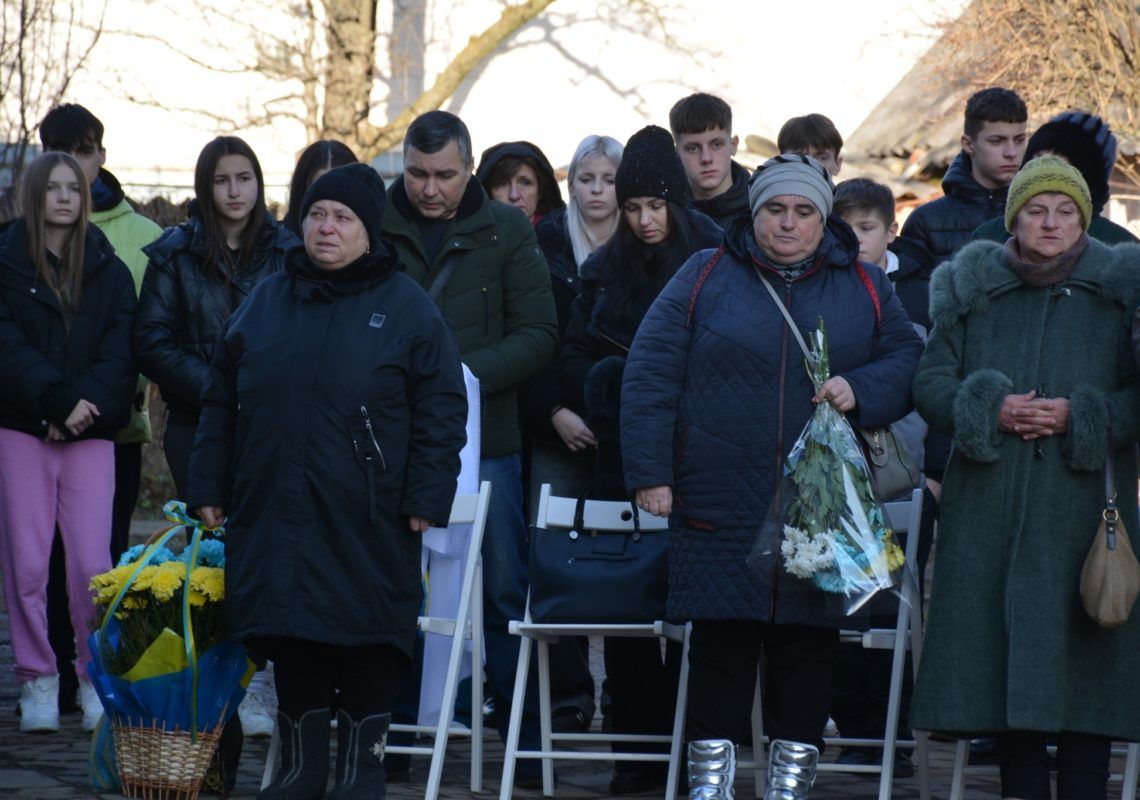 В Надвірній відкрили пам'ятну дошку воїну Володимиру Барчуку 3