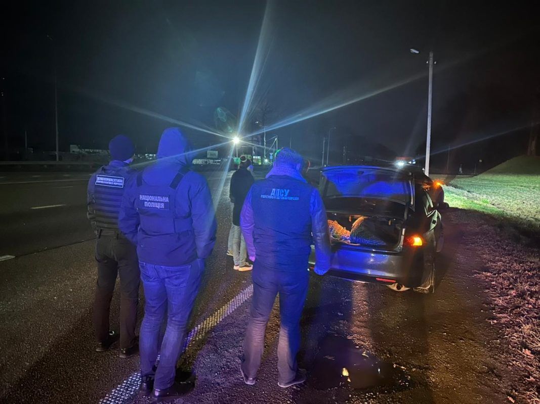 Прикордонники викрили нелегальну схему переправлення чоловіків за кордон 1