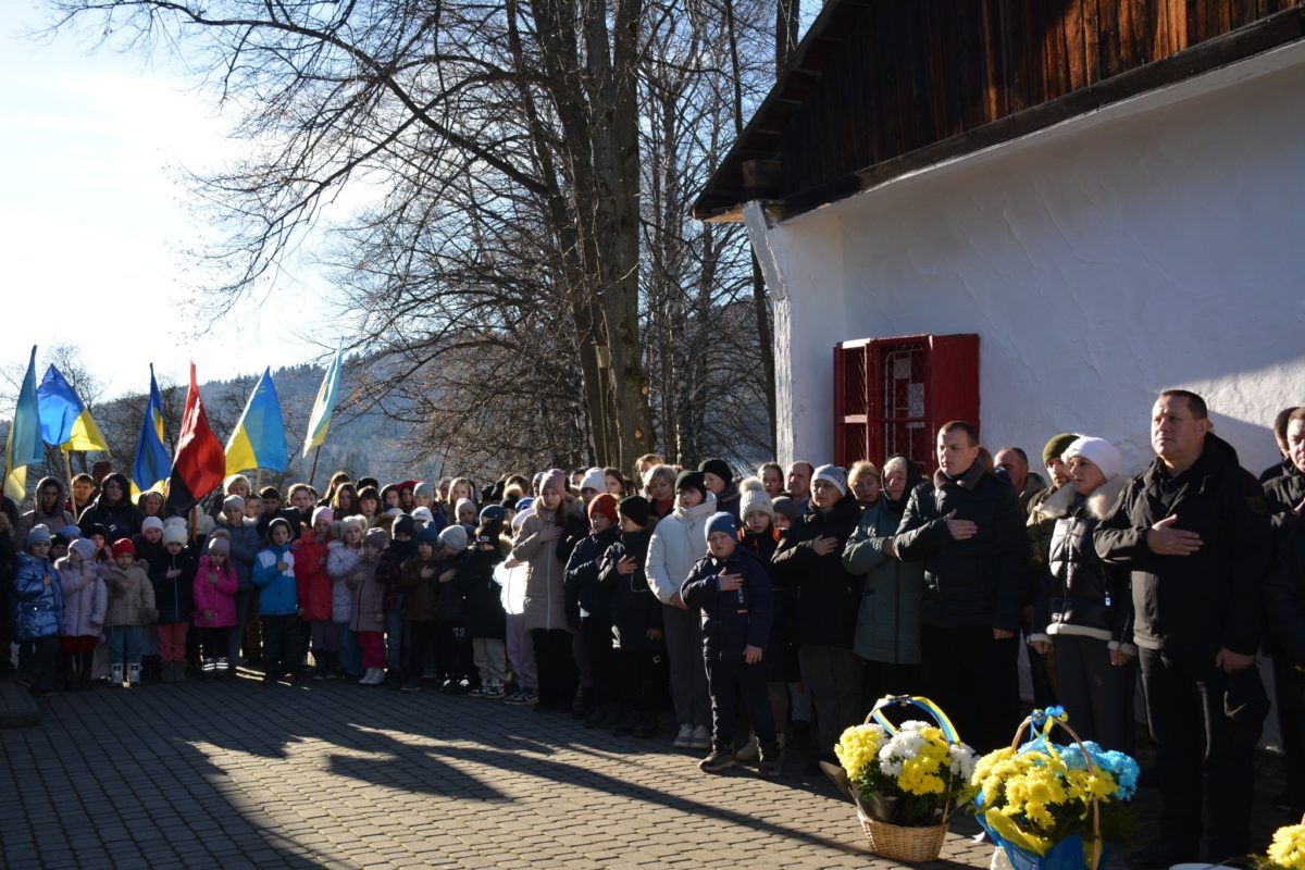 На Надвірнянщині відкрили меморіальну дошку Герою Роману Хопті 2