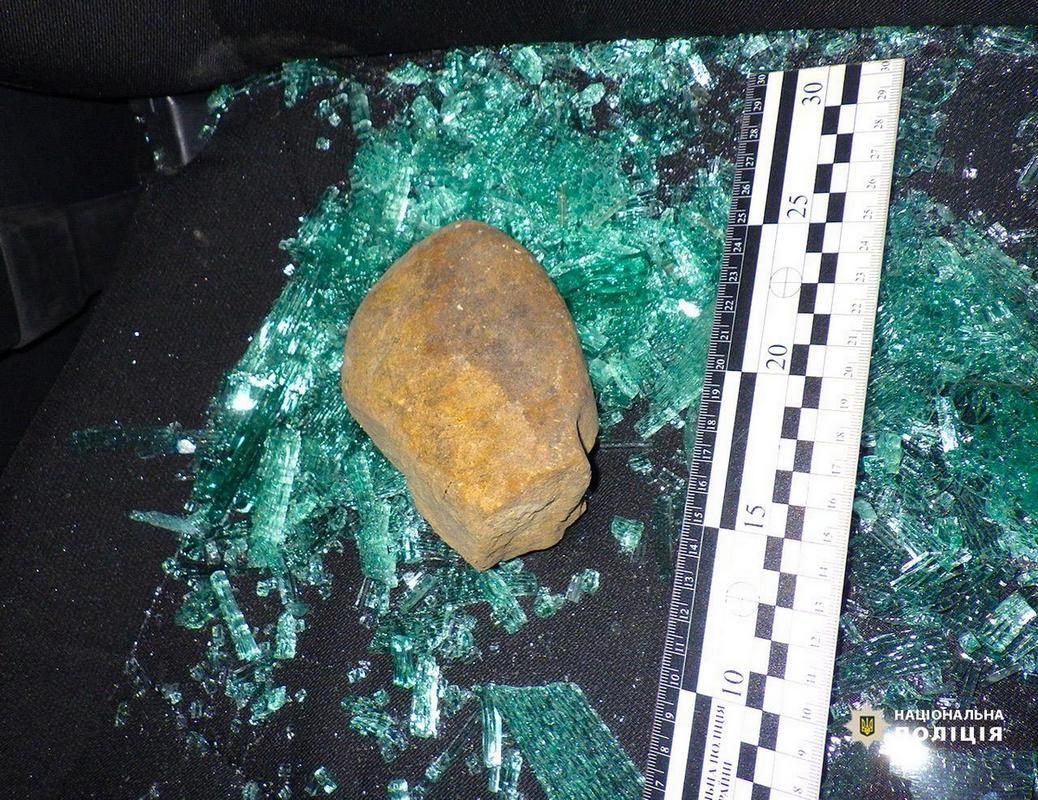 П'яний молодик на Прикарпатті кинув камінь в авто поліції та втік 1