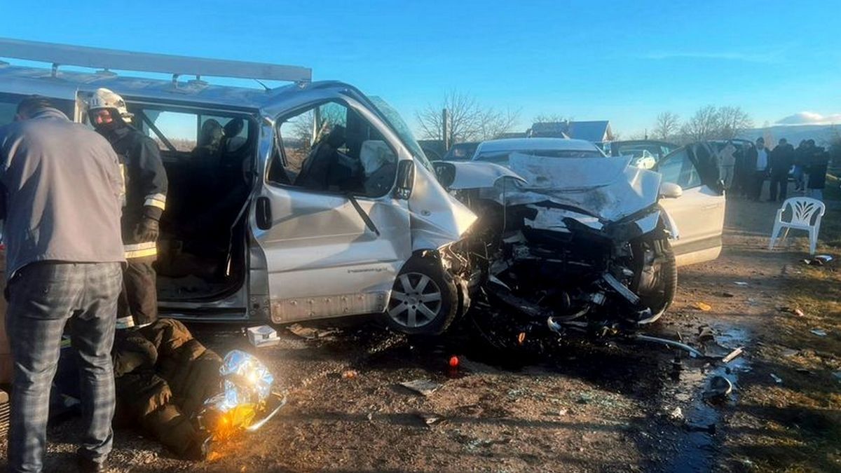 Юна водійка Jaguar-у спровокувала ДТП на Прикарпатті. 13 людей у лікарні 3