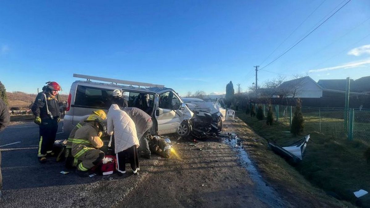 Юна водійка Jaguar-у спровокувала ДТП на Прикарпатті. 13 людей у лікарні 1