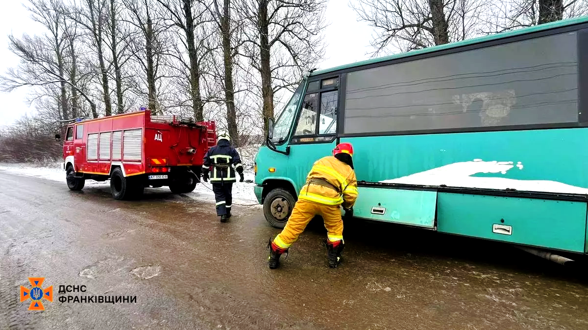 Неподалік Обертина автобус застряг на дорозі через ожеледицю