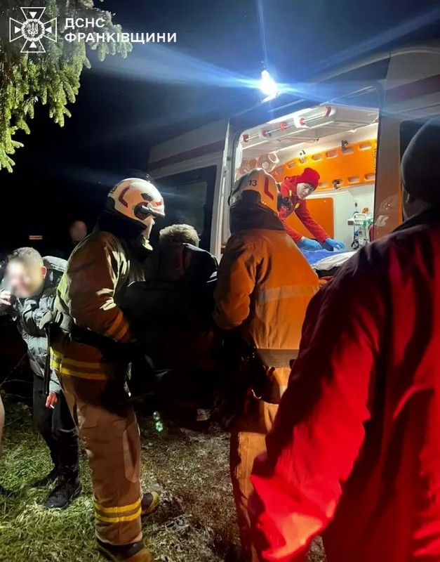 На Коломийщині авто врізалося в дерево, є постраждалий 1