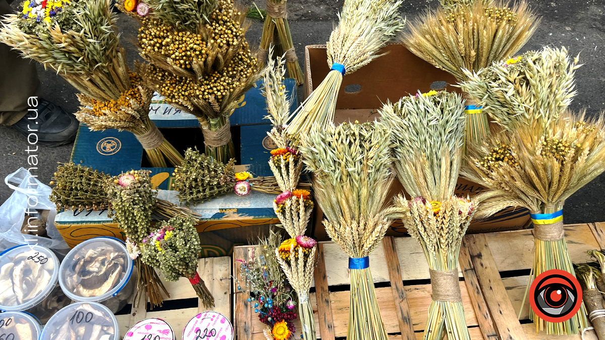 Символ Різдва: яка вартість дідуха на базарі в Коломиї 2