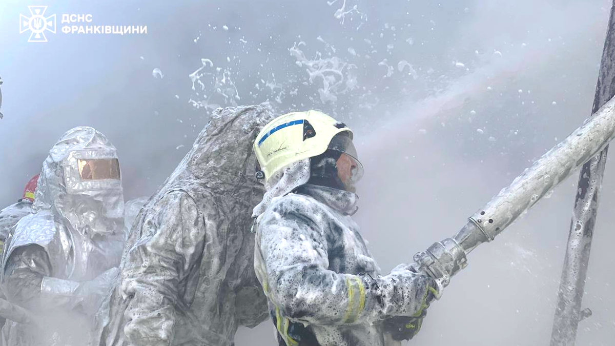 Рятувальники ліквідували пожежі, які виникли внаслідок обстрілу. ФОТО 2