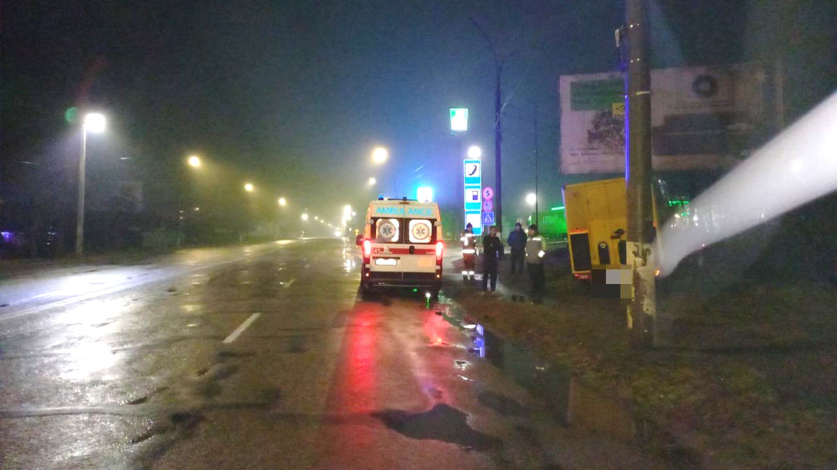 У Коломиї водій «Мерседес-Бенц» врізався у припарковану автівку