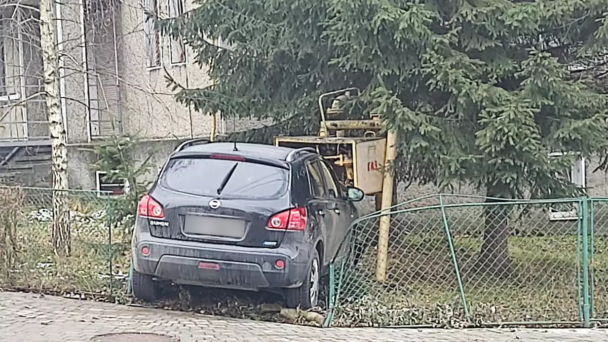 У Коломиї легковик врізався в газорегуляторний пункт: без газу залишилися кілька абонентів 1